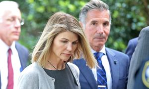 Chciała wiedzieć, co robi jej mąż. Spytała striptizerek