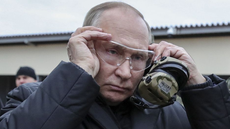 Russian President Vladimir Putin puts on tactical glasses as he inspects the progress of mobilized servicemen's training at a training range of the Western Military District in the Ryazan region, Russia, 20 October 2022. Russian President Putin announced in a televised address to the nation on 21 September, that he signed a decree on partial mobilization in the Russian Federation due to the conflict in Ukraine. Russian Defense Minister Shoigu said that 300,000 people would be called up for service as part of the move. EPA/MIKHAEL KLIMENTYEV / SPUTNIK / KREMLIN POOL MANDATORY CREDIT Dostawca: PAP/EPA.