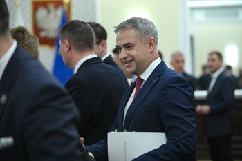 "Koalicja nad przepaścią". Gawkowski ostro o ruchu Hołowni