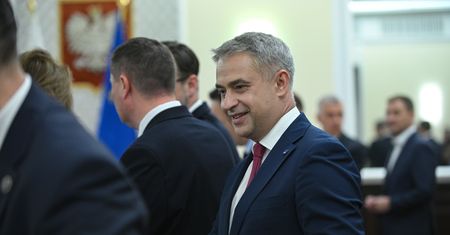 "Koalicja nad przepaścią". Gawkowski ostro o ruchu Hołowni