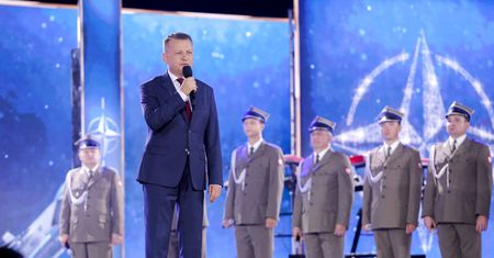 Błaszczak z apelem do Hołowni. Internauci sprowadzili go na ziemię
