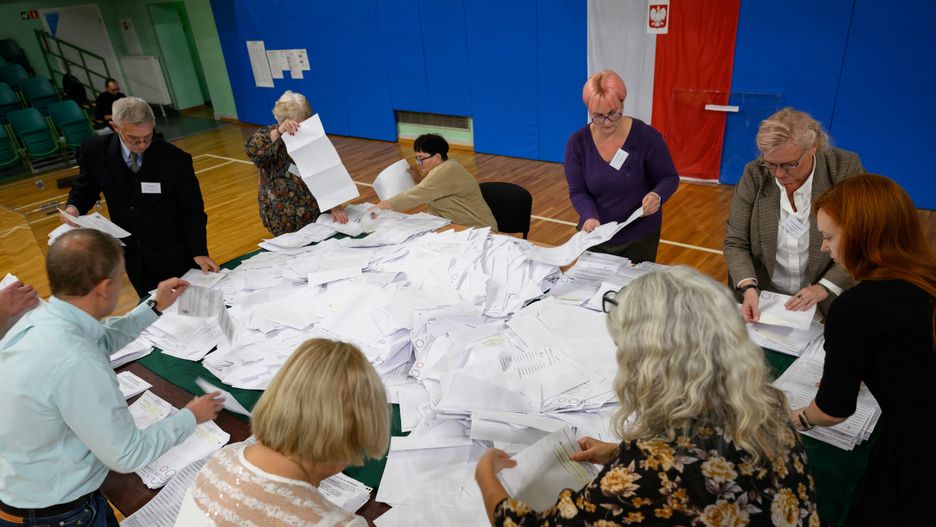 Poznań, 15.10.2023. Otwarcie urny wyborczej w Obwodowej Komisji Wyborczej nr 2 w Poznaniu, 15 bm. Zakończyły się wybory parlamentarne. PiS wygrało niedzielne wybory do Sejmu z wynikiem 36,8 proc. (aldg) PAP/Jakub Kaczmarczyk