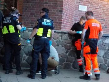 Kompletnie pijana 14-latka w centrum Warszawy. Leżała przy kościele