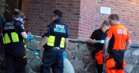Kompletnie pijana 14-latka w centrum Warszawy. Leżała przy kościele