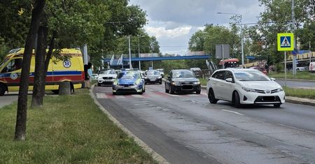 Kierująca audi nie zauważyła pieszego na pasach. Starszy mężczyzna trafił pod opiekę ratowników