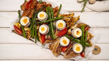 Koniec z nudnymi kanapkami i jajecznicą. Zacznij dzień luksusowo ze śniadaniową dechą