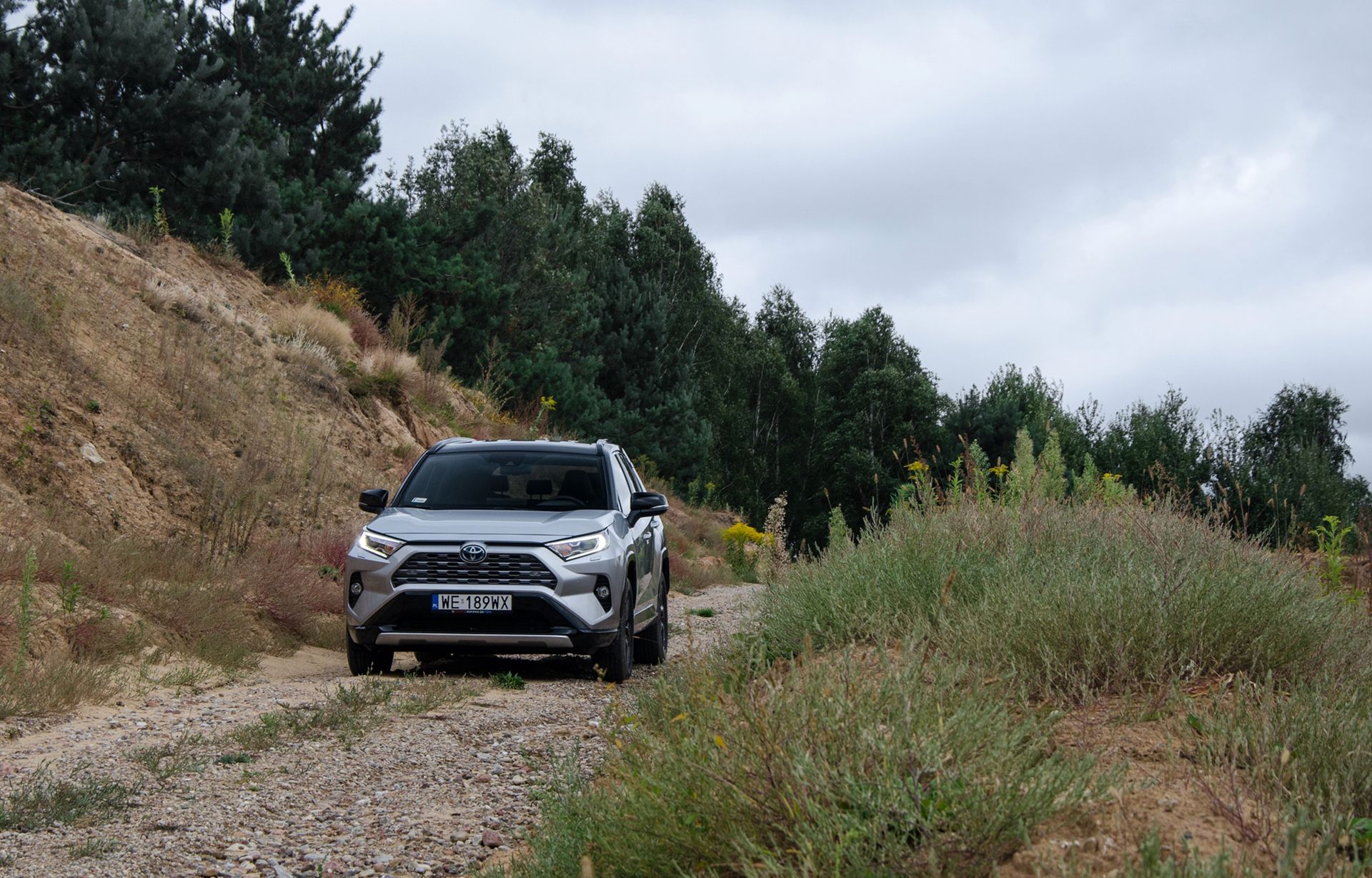 Toyotą RAV4 Hybrid AWD-i możesz śmiało wjechać w lekki teren i z niego wyjechać.