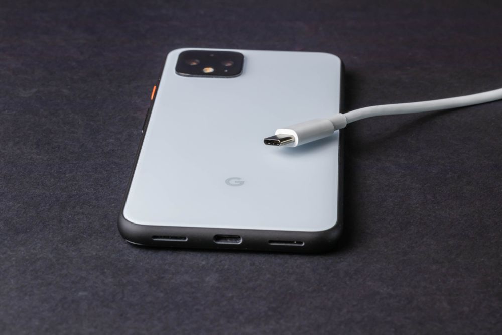 Google Pixel 5 prawdopodobnie podzieli się baterią. Bez kabla 1
