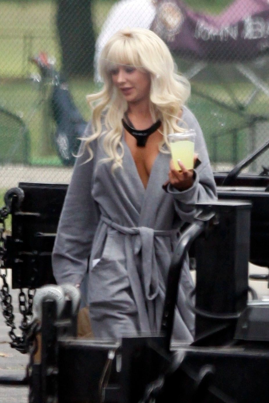 Lily James, jej dublerka i Sebastian Stan na planie serialu o seks taśmie Pameli Anderson i Tommy'ego Lee