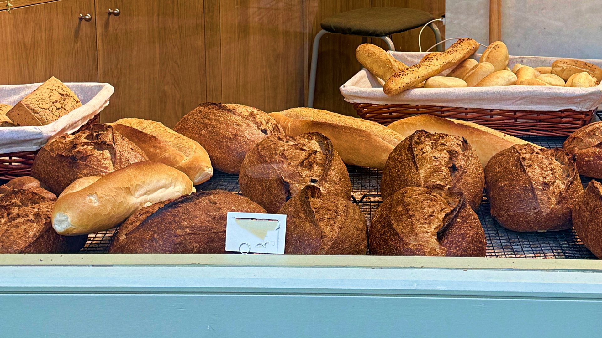 Wybór między pieczywem na zakwasie a drożdżowym to nie tylko kwestia smaku.