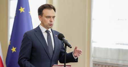 "Uruchomiłem wypłaty". Minister finansów przelał PiS-owi miliony