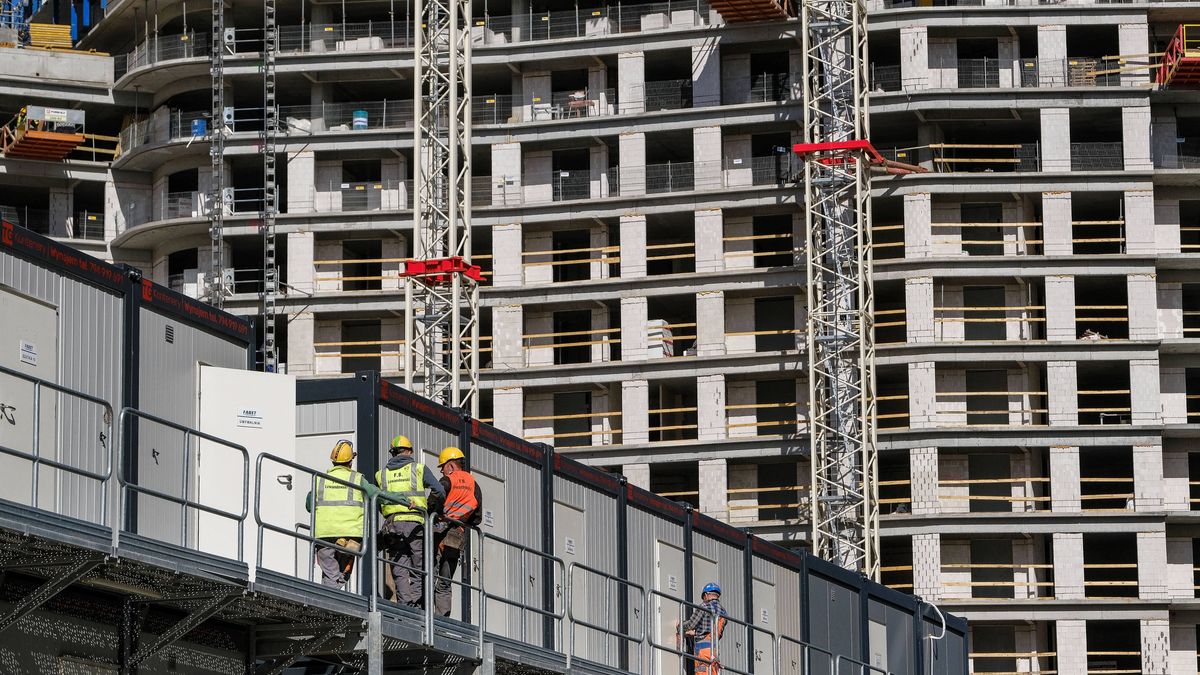budowa osiedla
Warszawa, 17.04.2020. Nowoczesne osiedle mieszkaniowe, 12 bm. powstaj�ce na warszawskiej woli. (olm) PAP/Mateusz Marek
Mateusz Marek
budowa, budownictwo, budynek, mieszkania, mieszkanie, mieszkaniowe, mieszkaniowe, nowe osiedle, nowoczesne, osiedla, prace budowlane, Warszawa, wola