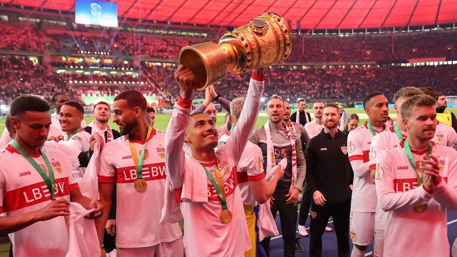 Zdobywca dwóch bramek dla VfB Stuttgart w finale Francuz Enzo Millot świętuje z kolegami z zespołu zdobycie Pucharu Niemiec
