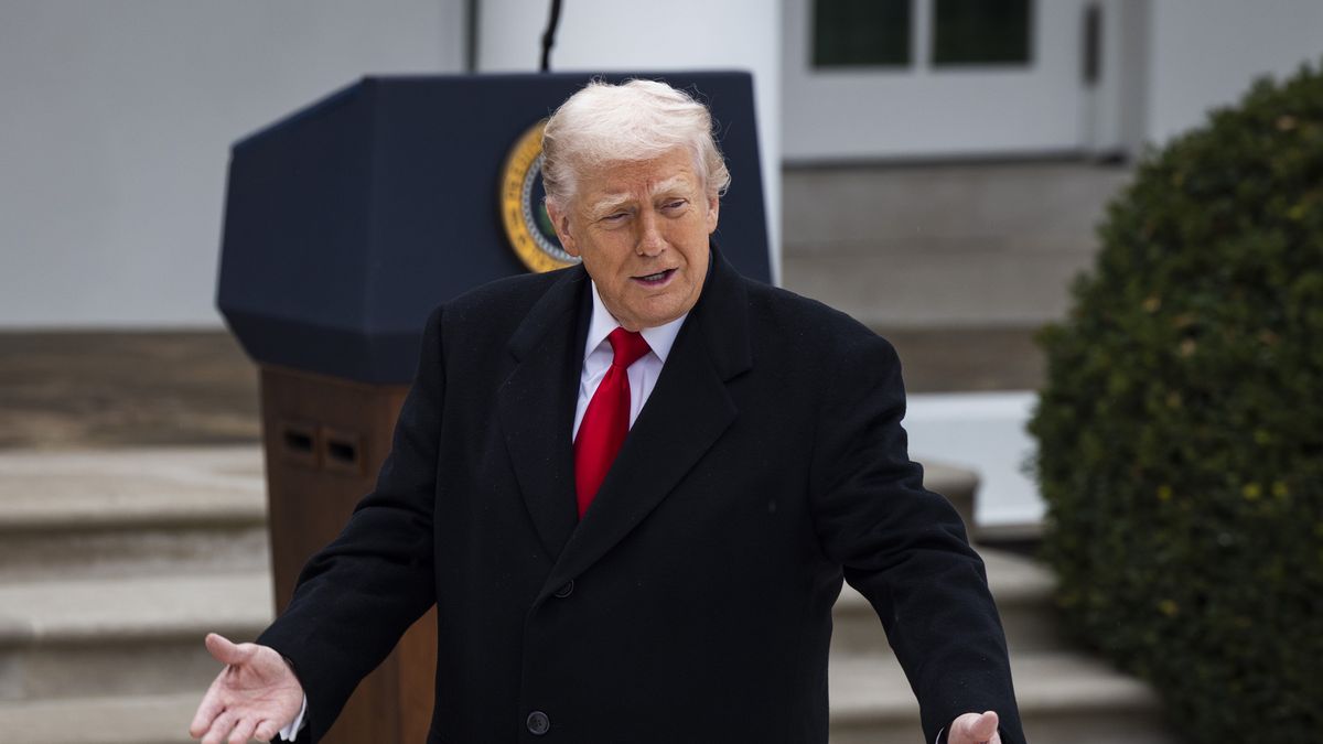 US President Donald Trump prepares to pardon a turkey named Gobble in the Rose Garden of the White House in Washington, DC, USA, 25 November 2025. The annual White House tradition of pardoning a Thanksgiving turkey dates back to 1989, when President George H.W. Bush pardoned a turkey in the Rose Garden. EPA/JIM LO SCALZO / POOL Dostawca: PAP/EPA.