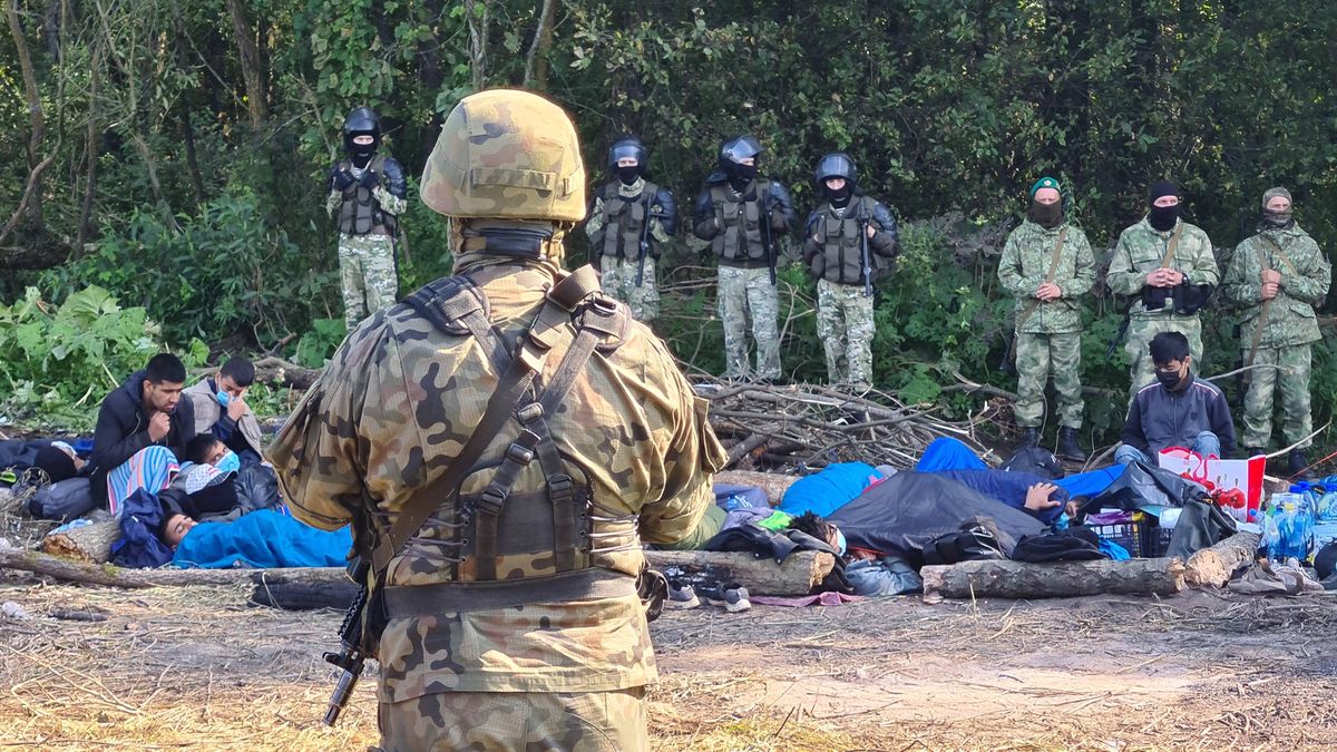 Afghan refugees stranded on Polish-Belarusian borderPODLASIE VOIVODESHIP, POLAND - AUGUST 20, 2021: Armed Polish soldiers and Afghan refugees who have fled the Taliban are seen near the village of Usnarz Gorny in eastern Poland on the border to Belarus. A group of 30 refugees have been stranded at the Polish-Belarusian border under the custody of Polish law enforcement officers for 12 days after illegally crossing the border. Armed members of Belarusian security forces do not let them return to Belarus while Polish border guards and army officers prevent them from continuing their journey across Poland. Irina Polina/TASS Dostawca: PAP/ITAR-TASS.Irina PolinaAfghan refugees, Polish border, Polish-Belarusian border, migrants, security, stranded, Poland, Afga�czycy, granica, polsko bia�oruska, polsko-bia�oruska, BINARY<(8) bytes>, wojsko, �o�nierz, �o�nierze
