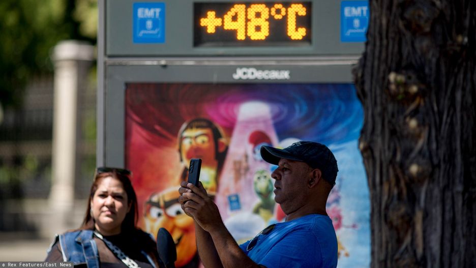 Upa? w Madrycie dochodzi do 48 stopni
Mandatory Credit: Photo by Luis Soto/SOPA Images/Shutterstock (15402168b)
Two tourists take photographs, while in the background a thermometer at a bus stop reads +48 degrees Celsius in the sun, during a rise in temperatures across Spain. According to data from the State Meteorological Agency (AEMET), some areas of Spain could exceed 40 degrees.
Heat in Madrid, Spain - 16 Jul 2025
Soto/SOPA Images/Shutterstock