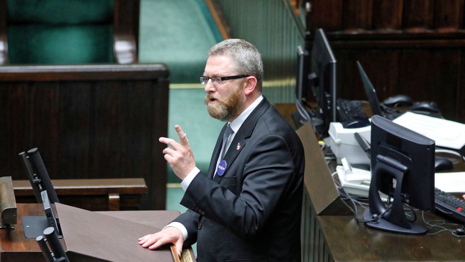 Koledzy nie ukarali Grzegorza Brauna za groźbę wobec Adama Niedzielskiego 