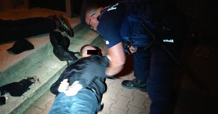 Włamywaczy wypatrzył sąsiad przez wizjer, policjanci ujęli ich na gorącym uczynku. Sprawa jest rozwojowa