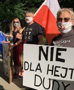 Andrzej Duda w Waszyngtonie. Protest Polaków. Rozdają tęczowe ulotki przed rezydencją ambasadora