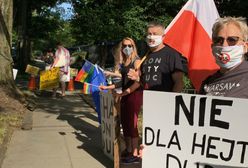 Andrzej Duda w Waszyngtonie. Protest Polaków. Rozdają tęczowe ulotki przed rezydencją ambasadora