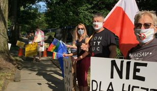 Andrzej Duda w Waszyngtonie. Protest Polaków. Rozdają tęczowe ulotki przed rezydencją ambasadora