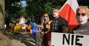 Andrzej Duda w Waszyngtonie. Protest Polaków. Rozdają tęczowe ulotki przed rezydencją ambasadora