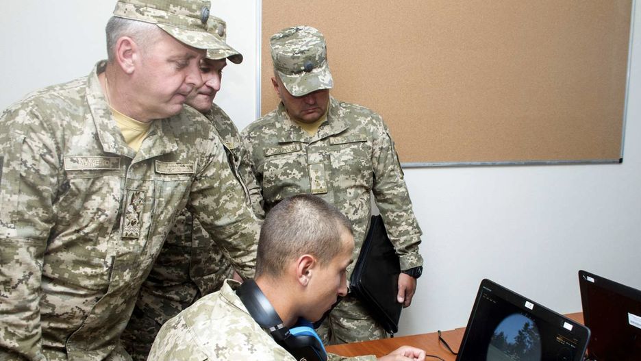 Wojna w cyberprzestrzeni toczy się od pierwszych chwil po agresji Rosji na Ukrainę. Zaangażowali się do niej internauci w różnych państwach całego świata 