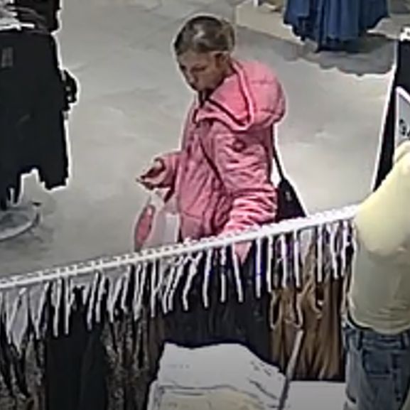 Policja próbuje ustalić jej tożsamość.
