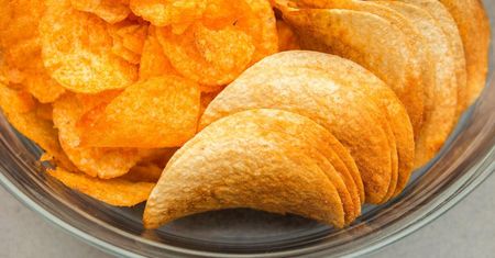 Sanepid wycofał popularne czipsy. Masz je w domu? Wyrzuć natychmiast