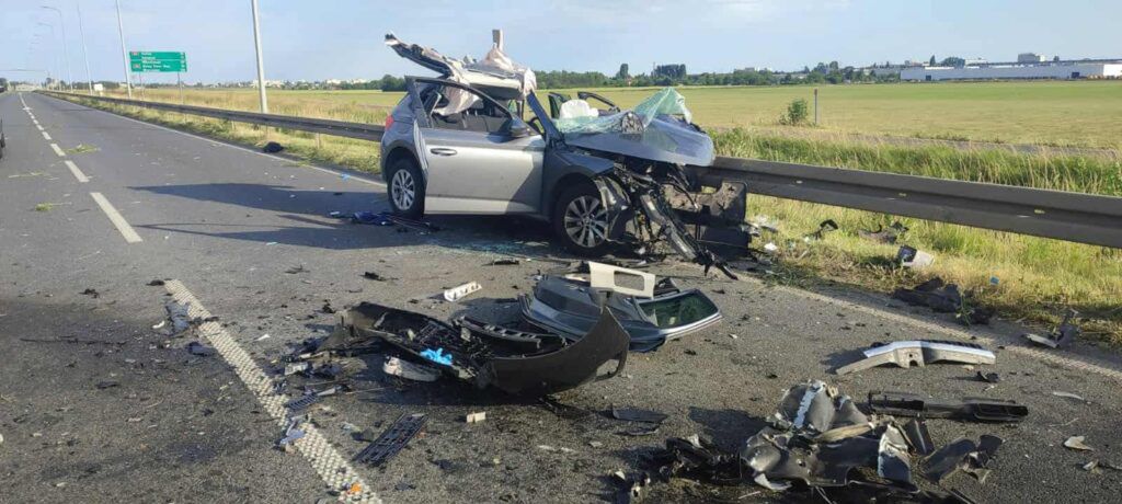 Zderzenie czołowe osobówki z ciężarówką w Płocku. Kierowca zakleszczony. W akcji śmigłowiec LPR
