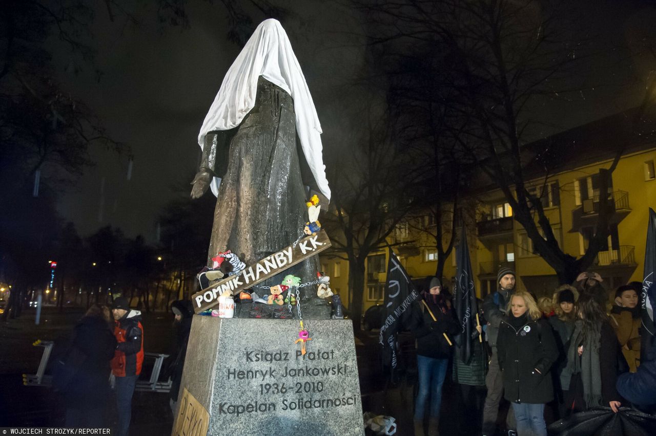 Protesty feministek po publikacji reportażu Bożeny Aksamit w grudniu 2018