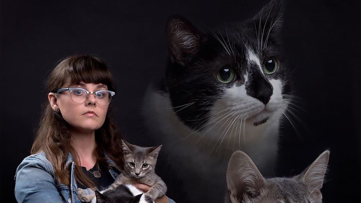 Dziwne zdjęcia kotów z ich właścicielami. Wyglądają jak wyjęte z lat 80 1