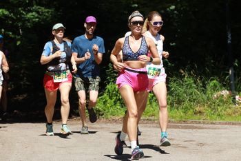 Piąty Półmaraton Gęstwinami Murckowskimi - ZDJĘCIA. Na starcie w Katowicach stanęło ponad 400 osób. Biegacze mieli świetne warunki pogodowe