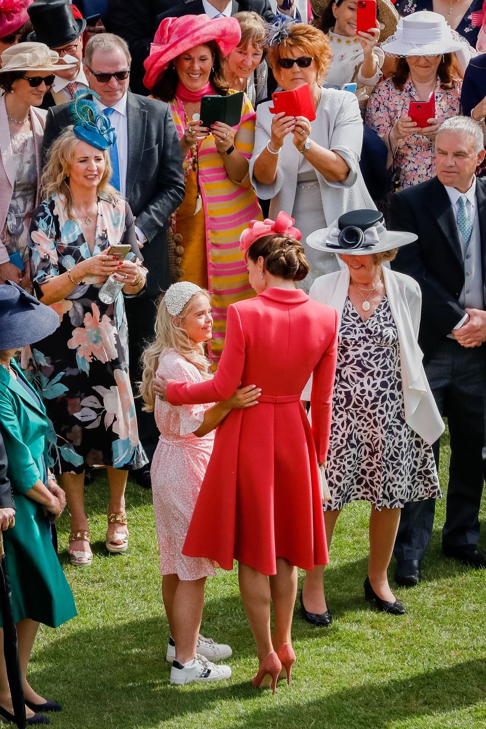 Księżna Kate w koralowej stylizacji na "Queen's Garden Party"