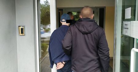 Policja zapukała do drzwi. 33-latek schował się w dziecięcym łóżeczku