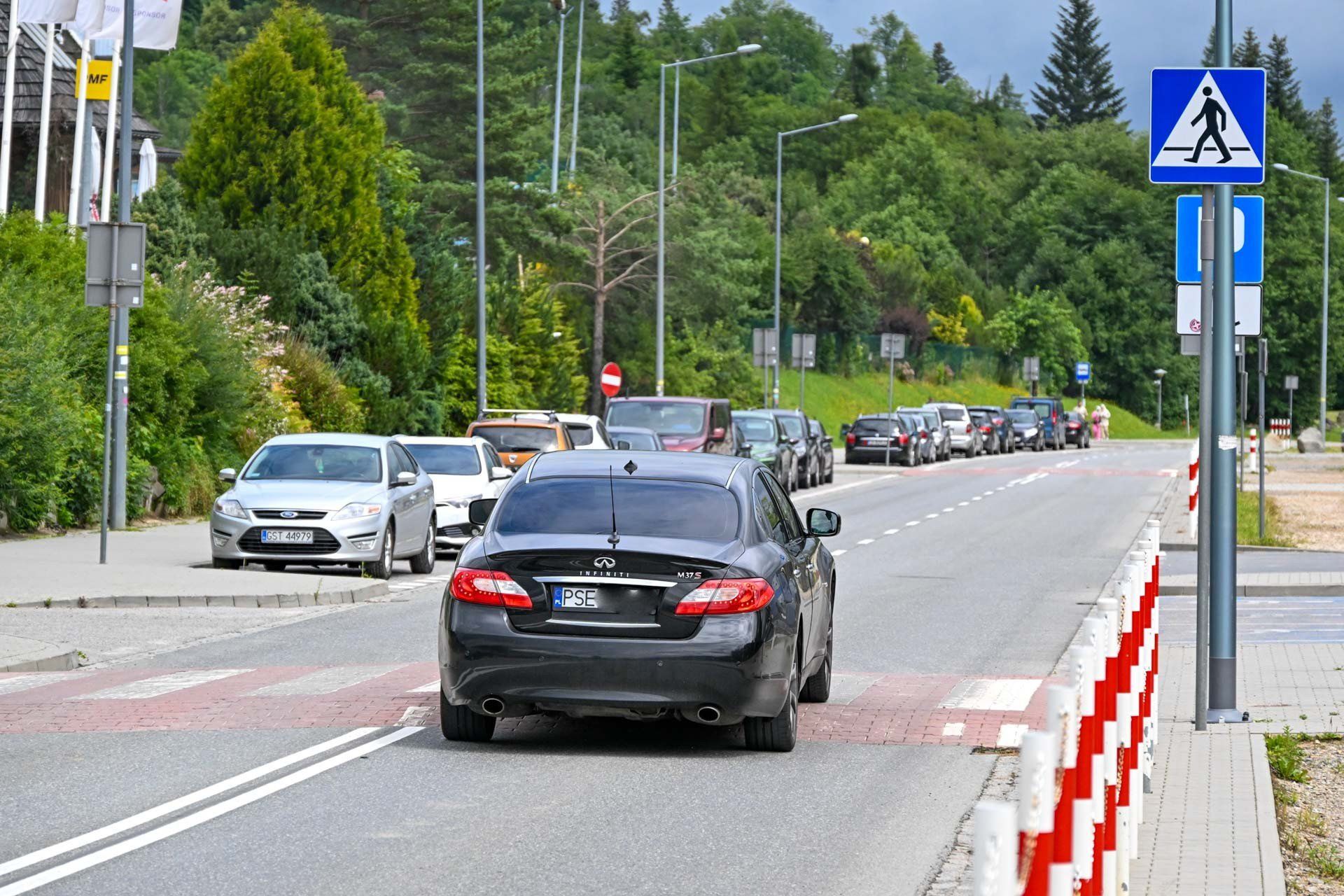 Wzniesienia na przejściach dla pieszych koło Stacji Narciarskiej Polana Szymoszkowa w Zakopanem