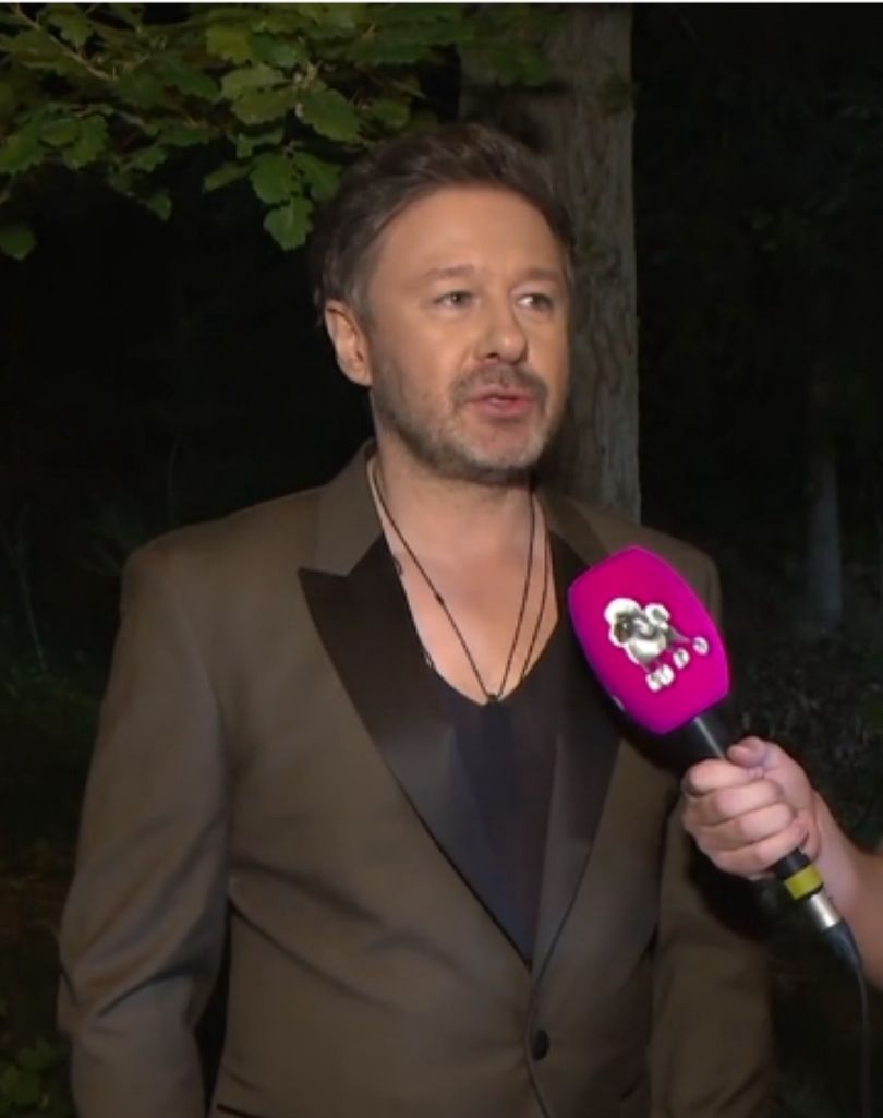 Andrzej Piaseczny komentuje pocałunek muzyków Maneskin i uderza w polską władzę