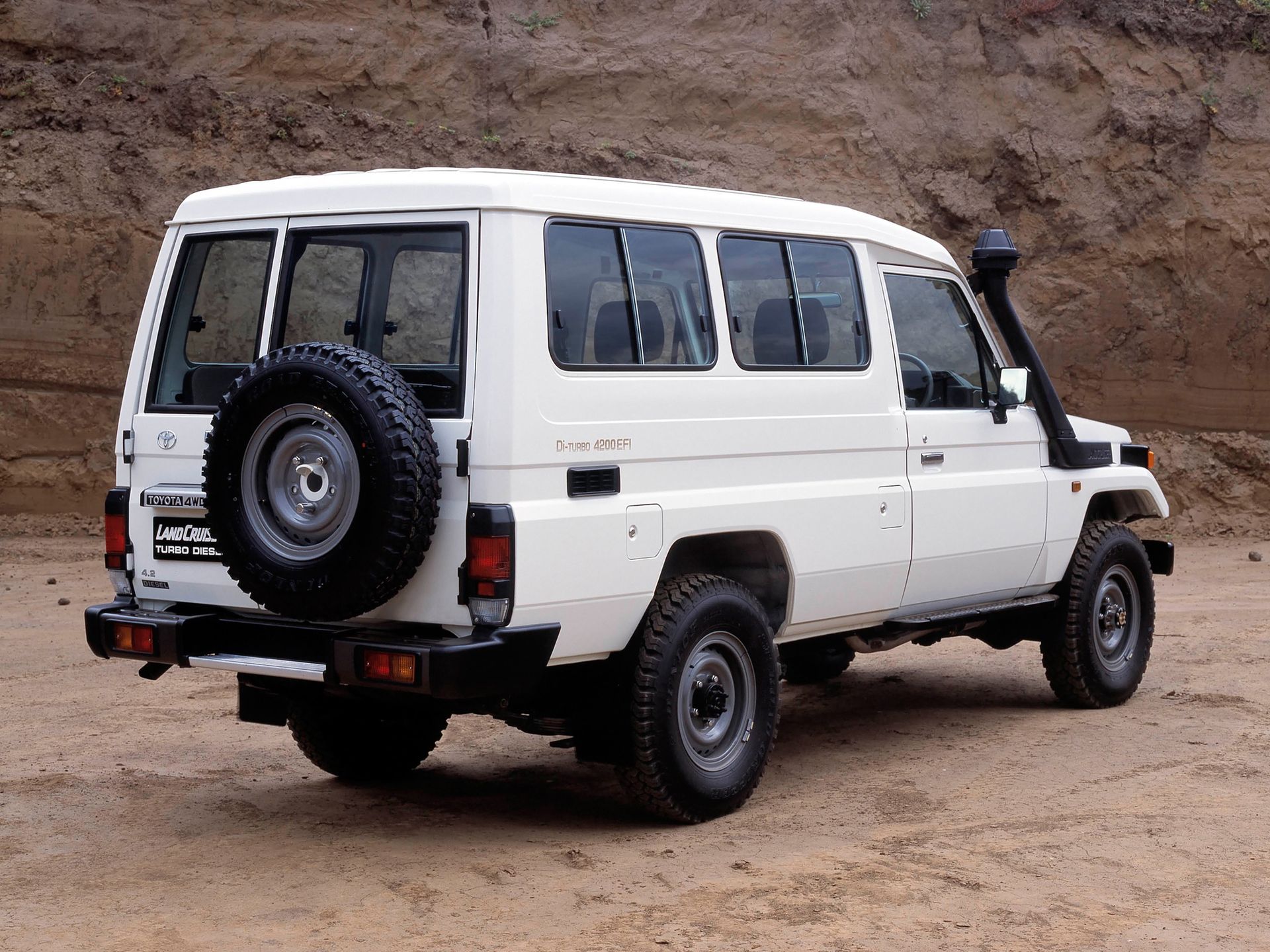 2001 Toyota LandCruiser 78 znana jako bushtaxi jest świetnym autem na wyprawy, do Afryki, ale nie na pustynie
