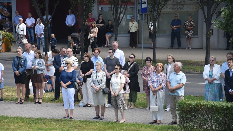 Boże Ciało na śremskich Jezioranach. Tłumy wiernych z parafii pw. Najświętszego Serca Jezusa modliły się podczas procesji [zdjęcia]