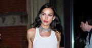 Irina Shayk odsłoniła bieliznę na wyścigu F1. Fani nie są zachwyceni stylizacją: "Co to ma być?!" (ZDJĘCIA)