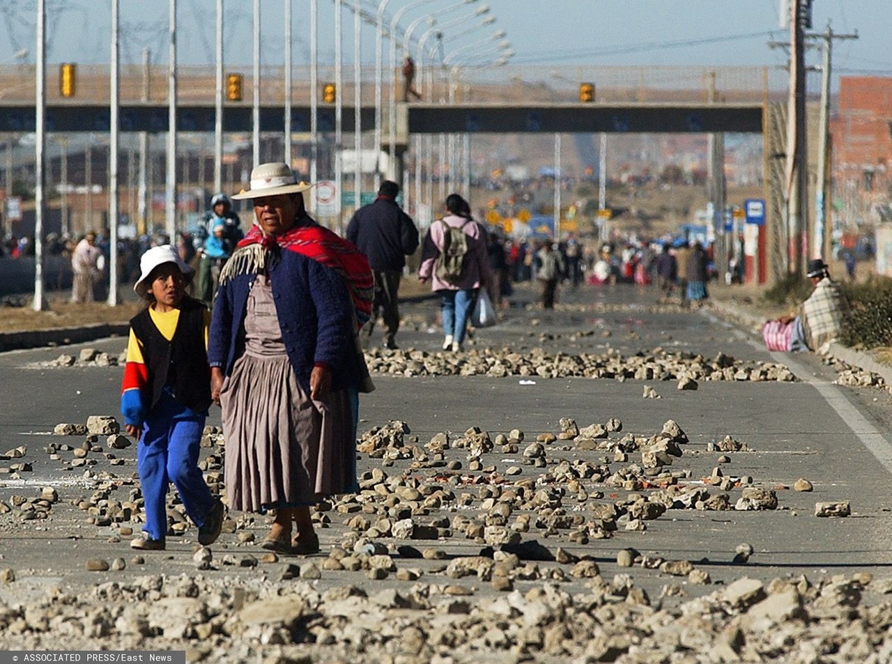 Blokada drogi w Boliwii podczas protestów (fot. East News)