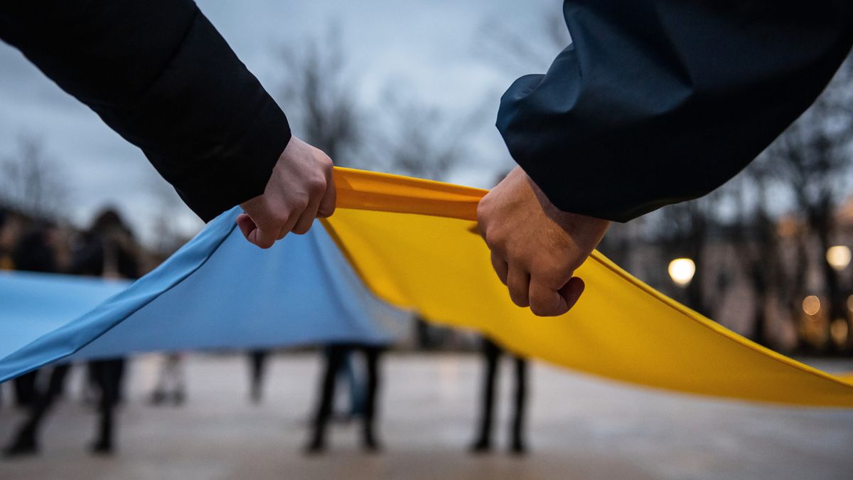 Lublin, 22.02.2022. Spotkanie �Lublin solidarny z Ukrainą� na Placu Litewskim w Lublinie, 22 bm. Uczestnicy wydarzenia wspierają obywateli Ukrainy, którzy uczą się i pracują w Lublinie. (aldg) PAP/Wojtek Jargiło