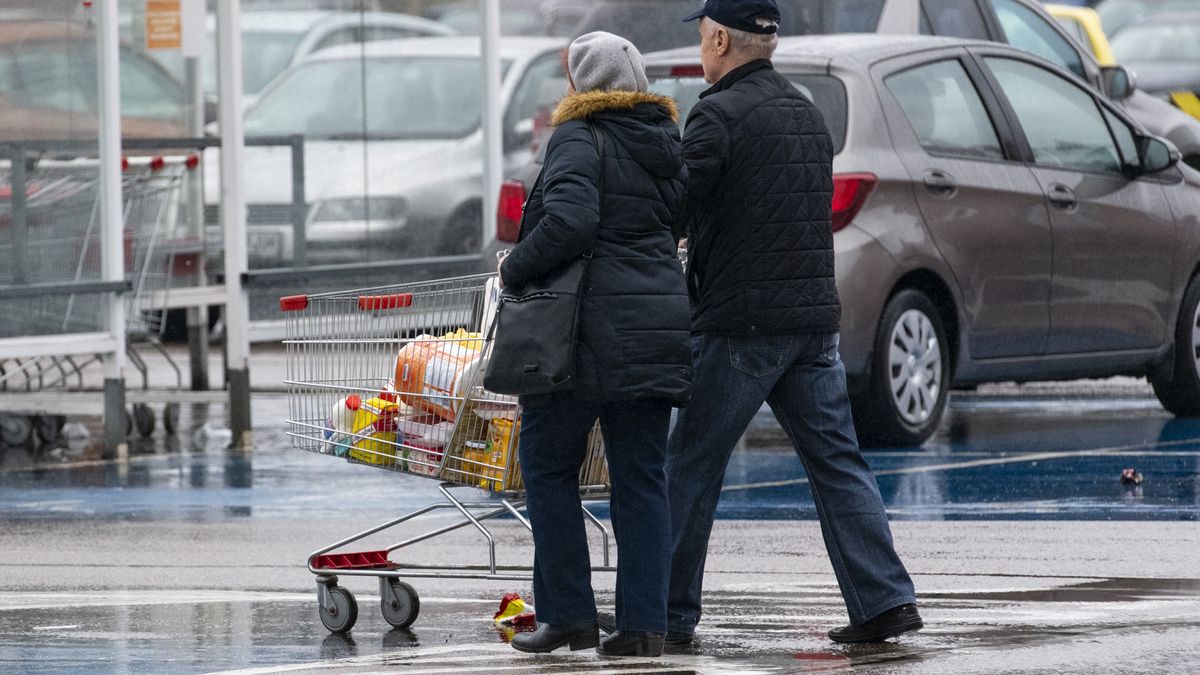 Bialystok, 12.03.2020. W bialostockim hipermarkecie Auchan z powodu strachu przed epidemia koronawirusa ludzie robili wieksze zakupy niz zwykle. Najwiekszym zainteresowaniem cieszyly sie produkty spozywcze o dlugim terminie waznosci oraz papier toaletowy