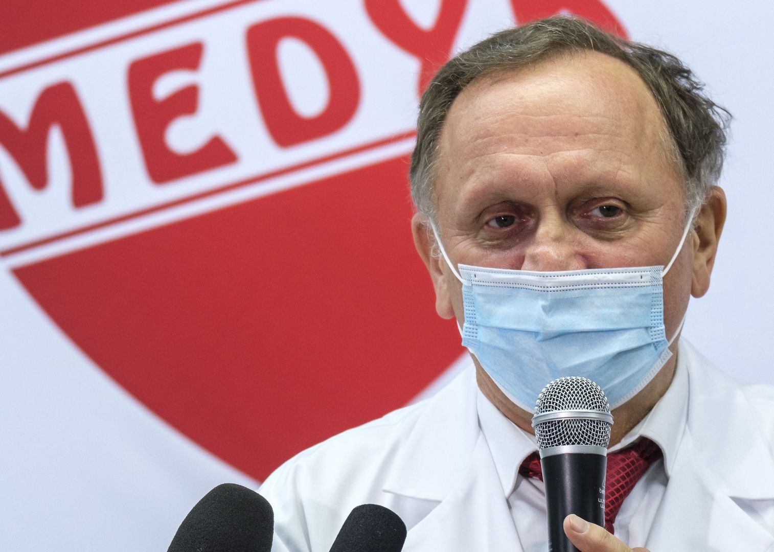 Obowiązkowe szczepienia dla medyków od marca 2022 roku. Dr Stanisław Mazur przyznał, że taki wymóg dotyczący pracowników wprowadził już w styczniu tego roku