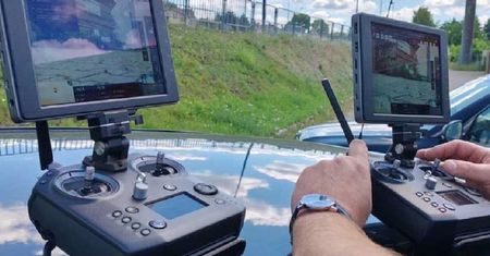 Uwaga policyjny dron w powietrzu. Policjanci tropią wykroczenia i egzekwują przepisy ruchu drogowego