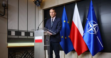 Sikorski w CNN. Mówił o zwiększeniu presji na Rosję