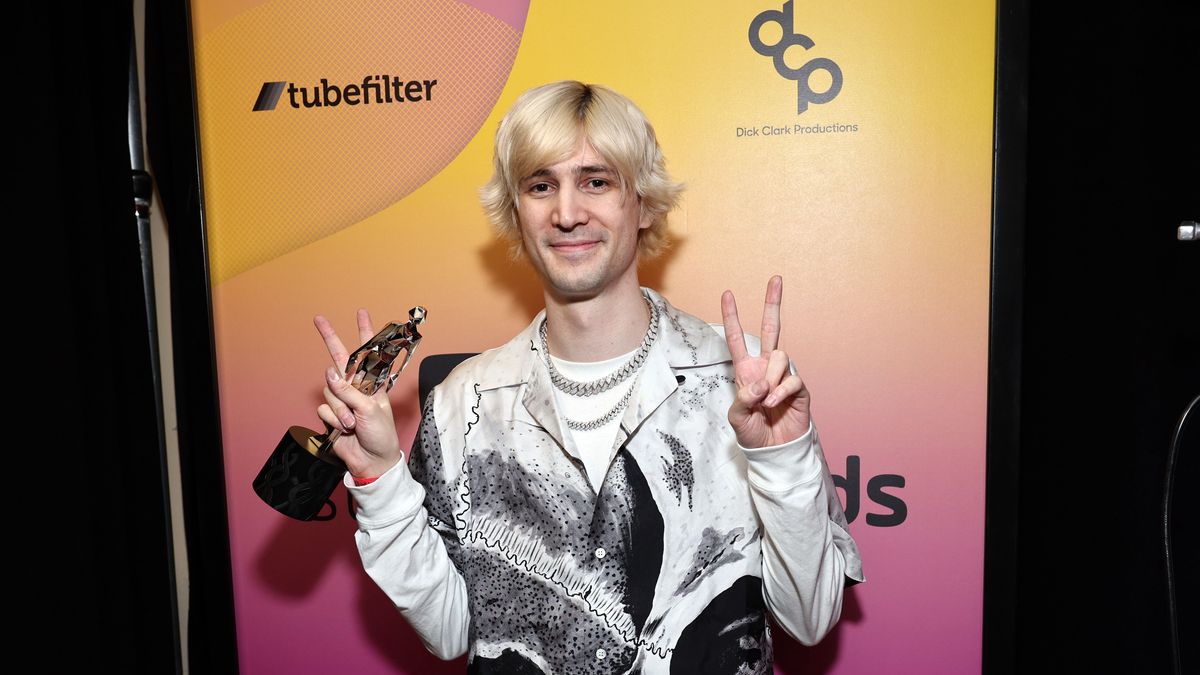 xQc to 27-letni kanadyjski streamer, który zaczynał transmitując na swoim kanale League of Legends