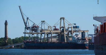 Port w Świnoujściu. Spadła kabina suwnicy z operatorem w środku
