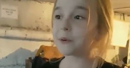 Jej śpiew w bunkrze usłyszał cały świat. TVP info wyemituje reportaż o 7-letniej Amelce