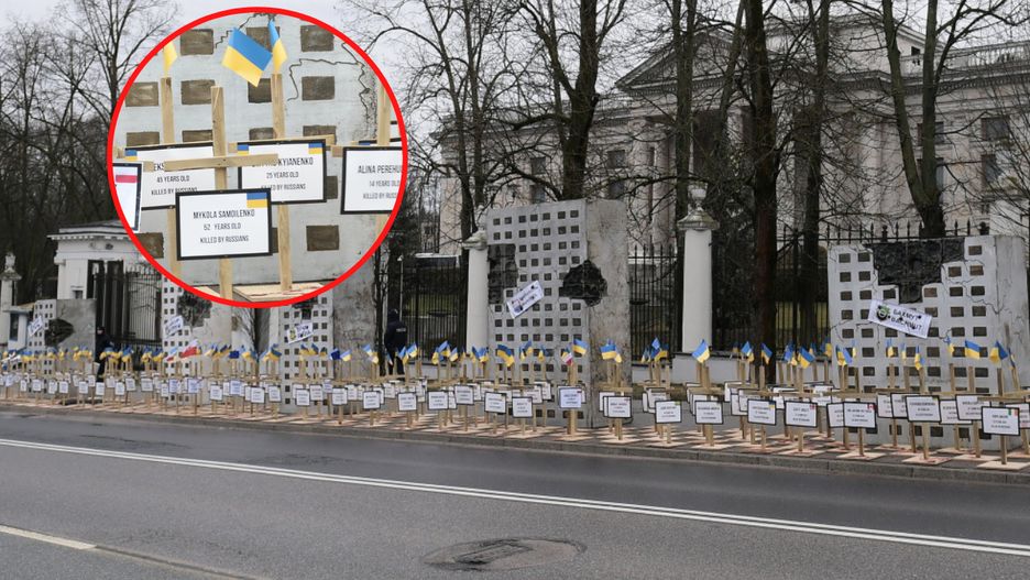 Instalacja artystyczna przed ambasadą Rosji w Warszawie